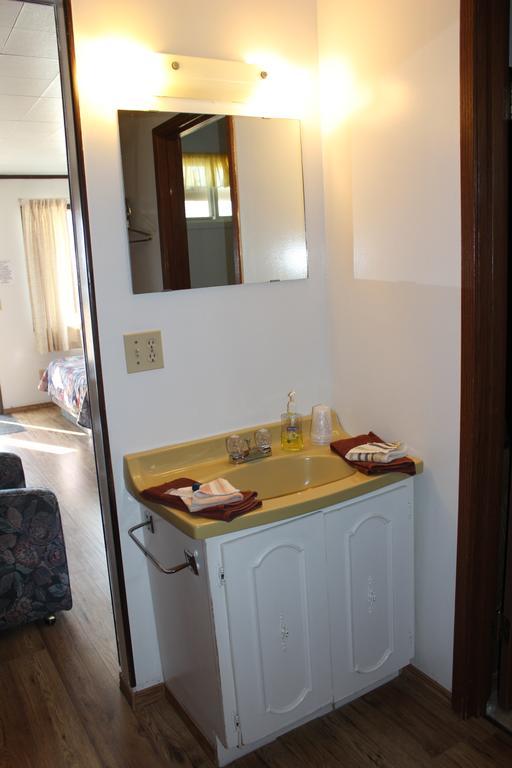 Raval Paradise Motel And Rv Park Youngstown Extérieur photo